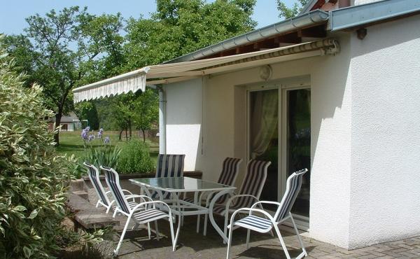 petit gîte  façade avec terrasse lis